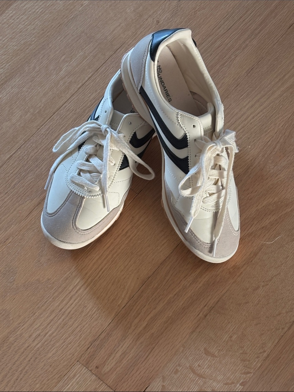 NO BOUNDARIES size 9 1/2 sneakers